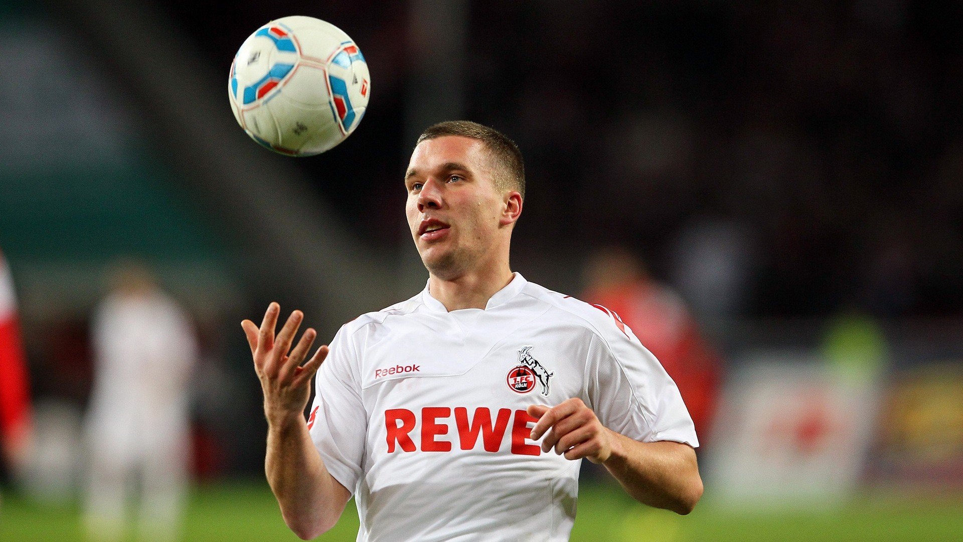 九游网游官网-热刺回撤防守及时扼制对手推进节奏，热刺回放